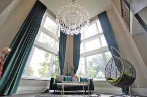 Modernized Five Bedroom Villa Richmond Hill